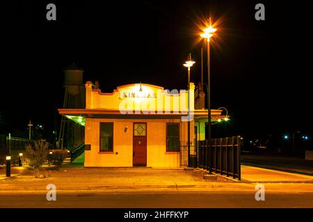 Bahnhof bei Nacht in Kingman, Arizona Stockfoto