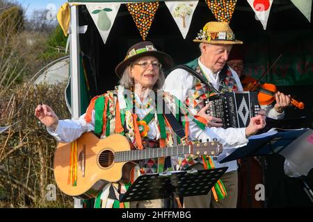 Bridport, Dorset, Großbritannien. 16th. Januar 2022. Wyld Morris tritt beim Wassailing im Bridport Community Orchard in Dorset auf. Wassailing ist ein traditionelles und altes Winterfest. Wassail stammt aus dem angelsächsischen „waes haeil“ - um gesund zu sein. Die Feier wird verwendet, um böse Geister zu vertreiben und eine gute Apfelernte in der folgenden Saison zu fördern. Bildnachweis: Graham Hunt/Alamy Live News Stockfoto