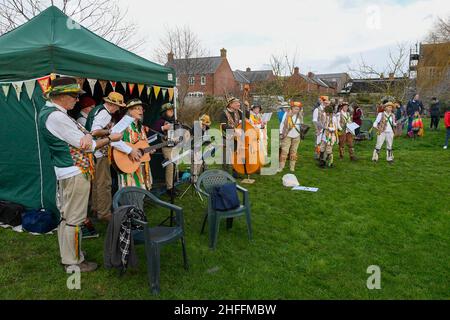 Bridport, Dorset, Großbritannien. 16th. Januar 2022. Wyld Morris tritt beim Wassailing im Bridport Community Orchard in Dorset auf. Wassailing ist ein traditionelles und altes Winterfest. Wassail stammt aus dem angelsächsischen „waes haeil“ - um gesund zu sein. Die Feier wird verwendet, um böse Geister zu vertreiben und eine gute Apfelernte in der folgenden Saison zu fördern. Bildnachweis: Graham Hunt/Alamy Live News Stockfoto