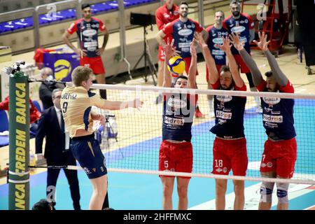 ROK Movic Verona Volley zerquetscht. Während Prisma Taranto gegen NBV Verona, Volleyball italienische Serie A Männer Superliga-Meisterschaft in Taranto, Italien, Januar 16 2022 Stockfoto