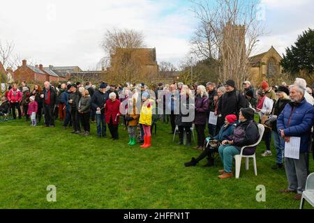 Bridport, Dorset, Großbritannien. 16th. Januar 2022. Wassiling bei Bridport Community Orchard in Dorset. Wassailing ist ein traditionelles und altes Winterfest. Wassail stammt aus dem angelsächsischen „waes haeil“ - um gesund zu sein. Die Feier wird verwendet, um böse Geister zu vertreiben und eine gute Apfelernte in der folgenden Saison zu fördern. Bildnachweis: Graham Hunt/Alamy Live News Stockfoto