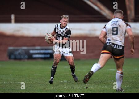 Jordan Johnstone (21) vom Hull FC mit dem Ball Stockfoto