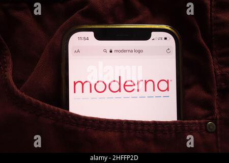 KONSKIE, POLEN - 15. Januar 2022: Das Logo von Moderna Inc. Wird auf dem Mobiltelefon in der Jeanstasche versteckt angezeigt Stockfoto