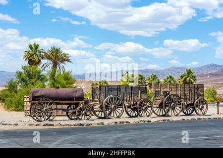 Alter Wagen am Eingang der Furnance Creek Ranch mitten im Death Valley, mit diesen Wagen überquerten die ersten Männer das Death Valley im Stockfoto