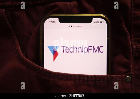 KONSKIE, POLEN - 15. Januar 2022: TechnipFMC plc-Logo auf dem Mobiltelefon, versteckt in der Jeanstasche Stockfoto