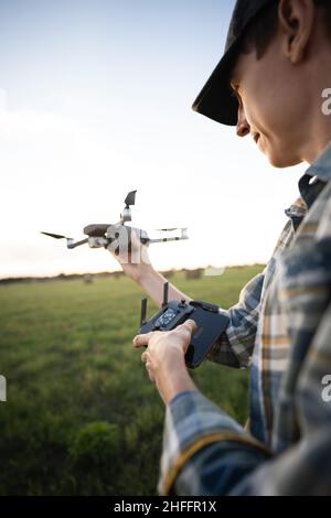 Landwirt mit Drohne auf einem Feld. Intelligente Landwirtschaft und Präzisionslandwirtschaft Stockfoto