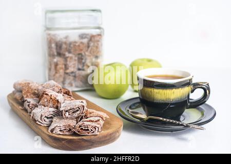 Süße Pastille von Äpfeln in Brötchen mit Tee. Stockfoto