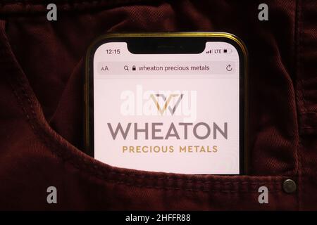 KONSKIE, POLEN - 15. Januar 2022: Das Logo der Wheaton Precious Metals Corp, das auf dem Mobiltelefon in der Jeanstasche versteckt ist Stockfoto