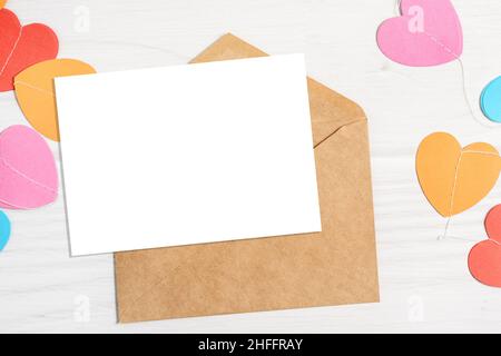 Valentinstag Mockup Karte mit Papier bunten Herzen. Stockfoto