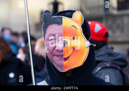 Edinburgh, Schottland, Großbritannien. 16th Januar 2022. Die Menschen in Hongkong inszenieren auf der Princes Street in Edinburgh eine prodemokratische Demonstration und bildeten auf angrenzenden Straßen eine Menschenkette. Die Demonstranten demonstrierten gegen die Abschaffung der Freiheiten und der Demokratie im Rahmen der neuen nationalen Sicherheitsgesetze in Hongkong, die die Pressefreiheit stark einschränken. PIC; der Protestler trägt eine Maske mit Winnie Th poo und Xi jinping. Kredit: Iain Masterton/Alamy Live Nachrichten Stockfoto