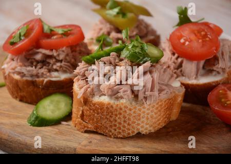 Offenes Sandwich mit Thunfischkonserven, Gurken, Tomaten, eingelegter Gurke Stockfoto