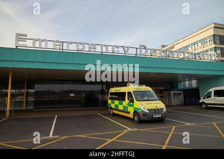 Ambulanz außerhalb der Notaufnahme des aintree Universitätskrankenhauses fazakerley Liverpool England Großbritannien Stockfoto