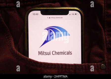 KONSKIE, POLEN - 15. Januar 2022: Das Mitsui Chemicals Inc-Logo wird auf dem Mobiltelefon in der Jeans-Tasche versteckt angezeigt Stockfoto