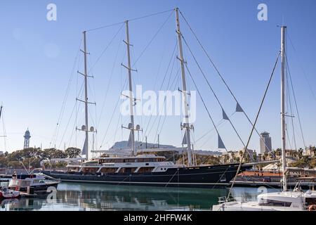 BARCELONA, SPANIEN-15. JANUAR 2022: EOS Yacht -- die größte private Segelyacht der Welt Stockfoto