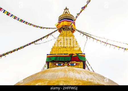 Bodhnath Stupa in kathmandu mit buddha-Augen und Gebetsfahnen mit klarem blauen Himmel Stockfoto
