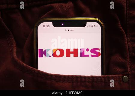 KONSKIE, POLEN - 15. Januar 2022: Das Logo der Kohls Corporation wird auf dem Mobiltelefon in der Jeanentasche versteckt angezeigt Stockfoto