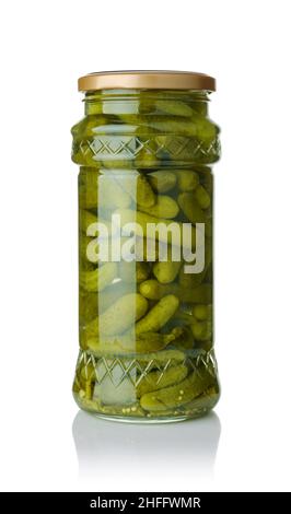 Kleine Gurken im Glas isoliert auf weiß. Vorderansicht. Stockfoto