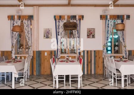 Gemütliches traditionelles Restaurant im ländlichen Landhausstil. Stockfoto