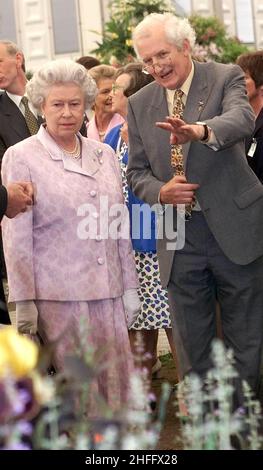 Datei-Foto vom 22/05/2000 von Queen Elizabeth II und Gartenexperte Peter Seabrook auf der Chelsea Flower Show. Herr Seabrook aus Chelmsford, Essex, der immer noch als Gartenkolumnist arbeitete, ist am Freitag im Alter von 86 Jahren an einem vermuteten Herzinfarkt gestorben. Ausgabedatum: Sonntag, 16. Januar 2022. Stockfoto