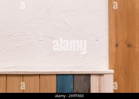 Element oder Teil des Interieurs mit weißer Gipswand und Holzplanken gestalten abstrakten Hintergrund. Stockfoto