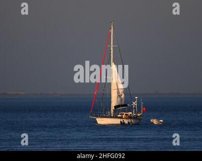 Sheerness, Kent, Großbritannien. 16th Januar 2022. UK Wetter: Sonnenuntergang hinter alten Festungen in Sheerness Docks, Kent. Kredit: James Bell/Alamy Live Nachrichten Stockfoto