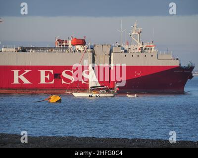 Sheerness, Kent, Großbritannien. 16th Januar 2022. UK Wetter: Sonnenuntergang hinter alten Festungen in Sheerness Docks, Kent. Fahrzeugträger „Shelde Highway“. Kredit: James Bell/Alamy Live Nachrichten Stockfoto