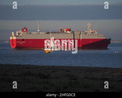 Sheerness, Kent, Großbritannien. 16th Januar 2022. UK Wetter: Sonnenuntergang hinter alten Festungen in Sheerness Docks, Kent. Fahrzeugträger „Shelde Highway“. Kredit: James Bell/Alamy Live Nachrichten Stockfoto