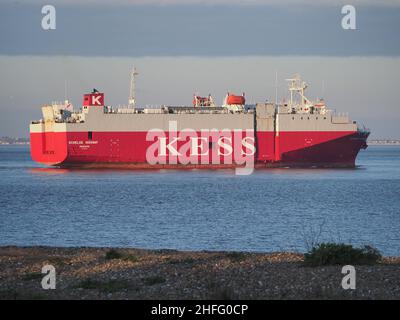 Sheerness, Kent, Großbritannien. 16th Januar 2022. UK Wetter: Sonnenuntergang hinter alten Festungen in Sheerness Docks, Kent. Fahrzeugträger „Shelde Highway“. Kredit: James Bell/Alamy Live Nachrichten Stockfoto