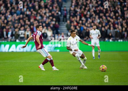 London, Großbritannien. 16th Januar 2022. Aaron Cresswell von West Ham United (L) im Kampf gegen Raphinha von Leeds United (R). Premier League-Spiel, West Ham Utd gegen Leeds United am Sonntag, 16th. Januar 2022, im Londoner Stadion im Queen Elizabeth Olympic Park in London. Dieses Bild darf nur für redaktionelle Zwecke verwendet werden. Nur zur redaktionellen Verwendung, Lizenz für kommerzielle Nutzung erforderlich. Keine Verwendung bei Wetten, Spielen oder Veröffentlichungen in einem Club/einer Liga/einem Spieler. PIC von Lewis Mitchell/Andrew Orchard Sports Photography/Alamy Live News Credit: Andrew Orchard Sports Photography/Alamy Live News Stockfoto