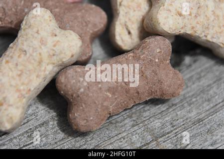 Erstaunliche Nahaufnahme von verschiedenfarbigen Hundeleckereien in einem Stapel. Stockfoto