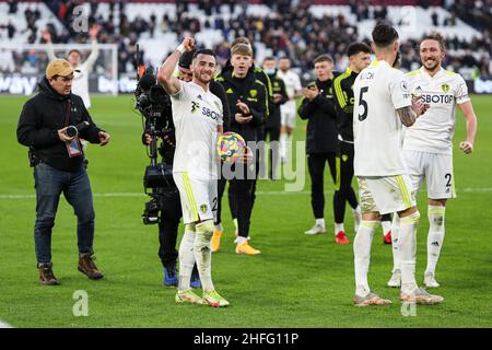 London, Großbritannien. 16th Januar 2022. Jack Harrison von Leeds United (links) feiert vor den Fans nach dem Premier League-Spiel im London Stadium, London. Bildnachweis sollte lauten: Kieran Cleeves/Sportimage Kredit: Sportimage/Alamy Live News Stockfoto