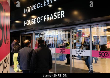 House of Fraser, Oxford Street, London, Großbritannien. 16th Januar 2022. Verkaufsabschluss. Der letzte Tag im Flagship-Store House of Fraser in der Oxford Street. Kredit: Matthew Chattle/Alamy Live Nachrichten Stockfoto