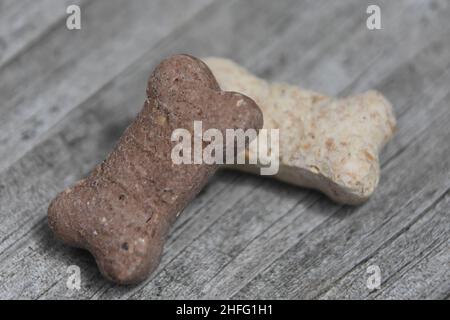 Zwei Hundekekse übereinander gestapelt aus der Nähe. Stockfoto