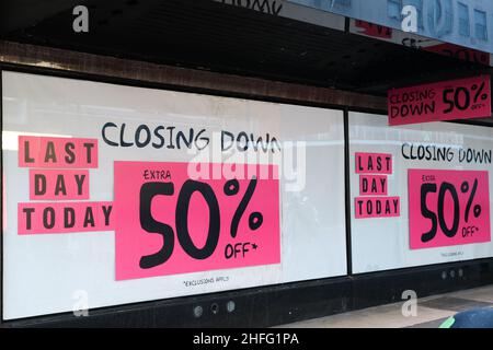 House of Fraser, Oxford Street, London, Großbritannien. 16th. Januar 2022. Verkaufsabschluss. Der letzte Tag im Flagship-Store House of Fraser in der Oxford Street. Kredit: Matthew Chattle/Alamy Live Nachrichten Stockfoto