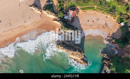 Luftaufnahme der schönen portugiesischen Strände mit felsigen Sandstränden und reinem Sand für Touristen Erholung in der Algarve im Süden. Stockfoto