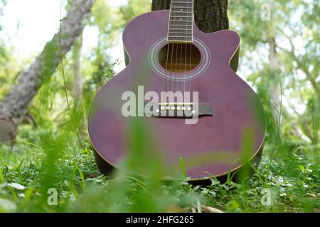 Rote Gitarre im Grundbild Stockfoto