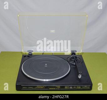 Sanyo-Vinyl-Player. Vintage Analogspieler. Plattenspieler Stockfoto