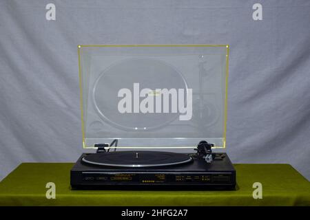 Sanyo-Vinyl-Player. Vintage Analogspieler. Plattenspieler Stockfoto