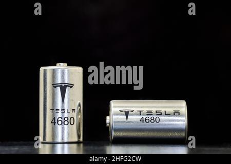 Neue 4680 Lithium-Ionen-Batteriezelle für EVS Tesla, . St. Petersburg, Russland, 9. Januar 2022. Stockfoto