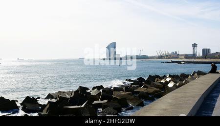 Betonblöcke am Wellenbrecher des Olympischen Hafens von Barcelona, Katalonien, Spanien, Europa Stockfoto