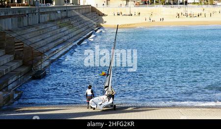 Segelzentrum mit dem Strand La Nova Icaria im olympischen Hafen von Barcelona, Katalonien, Spanien, Europa Stockfoto