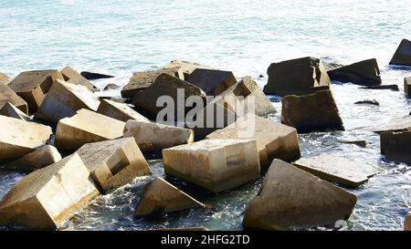 Betonblöcke am Wellenbrecher des Olympischen Hafens von Barcelona, Katalonien, Spanien, Europa Stockfoto