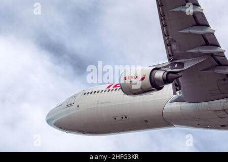 Madrid, Spanien - 8. Januar 2022: Airbus A330-300 Passagierflugzeug der Fluggesellschaft Iberia fliegt nach dem Start gegen den Himmel. Stockfoto