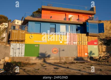 Villajoyosa Alicante Spain 01.16.22 Haus aus gestapelten Containern. Hell gestrichen. Firmenlogos. Rollläden Türen und Fenster. Stockfoto