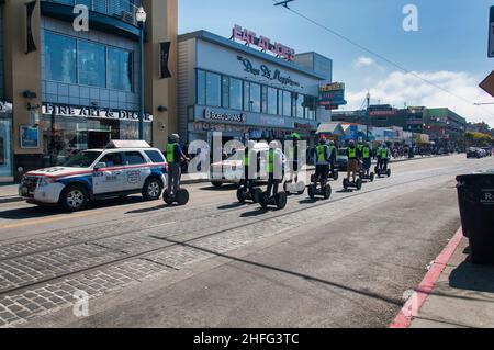 San Francisco, Kalifornien. 23. Juli 2017. Touristen, die auf Segways auf der presidio Avenue in der Nähe der Joes-Krabbenhütte im Fishermans Wharf-Gebiet von san f reisen Stockfoto