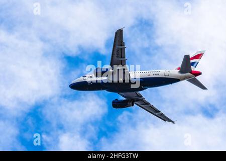 Madrid, Spanien - 8. Januar 2022: Airbus A319 Passagierflugzeug der Fluggesellschaft British Airways fliegt nach dem Start gegen den Himmel. Stockfoto