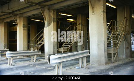 Lade- und Entladedocks in einer Fabrik im Industriegebiet des Hafens von Barcelona, Katalonien, Spanien, Europa. Stockfoto