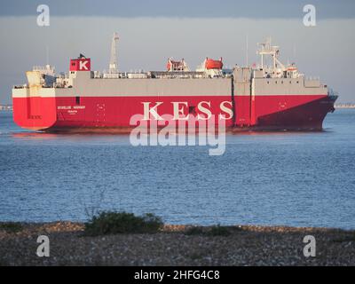 Sheerness, Kent, Großbritannien. 16th Januar 2022. UK Wetter: Der Fahrzeugfrachter 'Shelde Highway' passiert in der Nähe des Schiffswracks SS Richard Montgomery Thames Mündung in Sheerness, Kent. Kredit: James Bell/Alamy Live Nachrichten Stockfoto