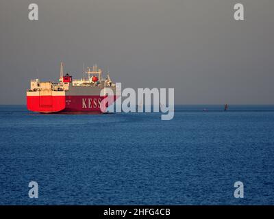 Sheerness, Kent, Großbritannien. 16th Januar 2022. UK Wetter: Der Fahrzeugfrachter 'Shelde Highway' passiert in der Nähe des Schiffswracks SS Richard Montgomery Thames Mündung in Sheerness, Kent. Kredit: James Bell/Alamy Live Nachrichten Stockfoto