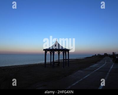 Sheerness, Kent, Großbritannien. 16th Januar 2022. UK Wetter: Der fast volle Wolfmond steigt über der Schifffahrt in der Themse-Mündung in Sheerness, Kent. Kredit: James Bell/Alamy Live Nachrichten Stockfoto